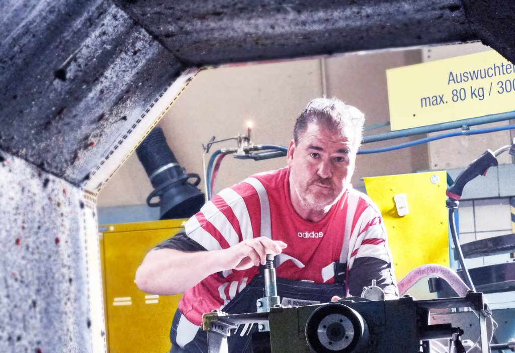 ein Facharbeiter von ELBE Gelenkwellen-Service beim Auswuchten einer Gelenkwelle