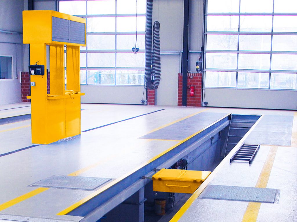 Blick ein eine neu eingerichtete KFZ Werkstatt zur Verdeutlichung der Leistung Werkstattausrüstung